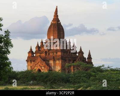 Un temple rouge baigné de soleil le soir à Bagan, Myanmar Banque D'Images