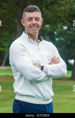 Bethpage, New York, États-Unis. 23 septembre 2025. Rory McIlroy pose pour la photo de l'équipe Europe avant une manche d'entraînement lors de la Ryder Cup 2025 au parcours de golf de Bethpage State Park. (Crédit image : © Debby Wong/ZUMA Press Wire) USAGE ÉDITORIAL SEULEMENT ! Non destiné à UN USAGE commercial ! Crédit : ZUMA Press, Inc/Alamy Live News Banque D'Images