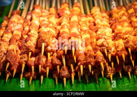 Délicieuses brochettes de viande exposées sur un marché de rue Banque D'Images