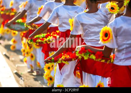 Danseurs de rue costumés avec des accents floraux lors de la célébration de la fiesta Sinulog à Cebu, Philippines Banque D'Images