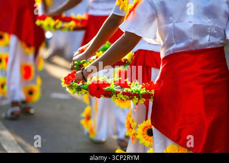 Danseurs de rue costumés avec des accents floraux lors de la célébration de la fiesta Sinulog à Cebu, Philippines Banque D'Images