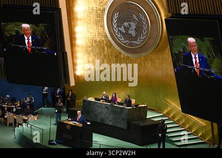 New York, USA.23th septembre 2025. Le président AMÉRICAIN Donald Trump s’adresse au débat général de la 80e Assemblée générale des Nations Unies au siège des Nations Unies le 23 septembre 2025 à New York. Crédit : Chen Mengtong/China News Service/Alamy Live News Banque D'Images