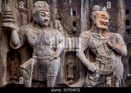 Les gardiens géants des grottes de Longmen / grottes de Longmen à Luoyang Banque D'Images