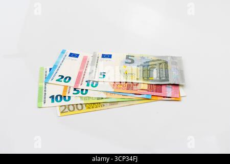 Billets en euros de 5, 10, 20, 50, 100 et 200 sur fond blanc Banque D'Images
