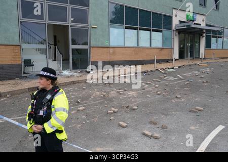 SOUS EMBARGO À 0900 MERCREDI 24 SEPTEMBRE photo datée du 05/08/24 de la police à l'Holiday Inn Express à Tamworth, Staffordshire, après qu'une foule l'ait attaqué lors des émeutes de Southport. Une équipe de chiens policiers qui a affronté des émeutiers au cours du désordre de l'été dernier sera récompensée lors d'une cérémonie annuelle de remise des prix. L'escouade de la police du Staffordshire est déployée à Tamworth le 4 août 2024 où elle est bombardée de briques et de feux d'artifice. Ils recevront le prix de l'équipe de chien de police de l'année lors des Thin Blue Paw Awards annuels au Kennel Club de Londres mercredi. Date d'émission : mercredi Septemb Banque D'Images