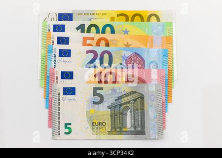 Vue de dessus billets en euros superposés de 5, 10, 20, 50, 100 et 200 coupures sur fond blanc Banque D'Images