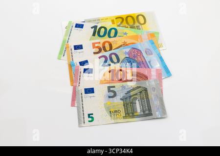 Billets en euros étalés sur fond blanc Banque D'Images