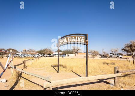 La colonie désertique isolée de Solitaire en Namibie 27 août 2025 : comporte un panneau affichant le nom de la ville, placé contre des dunes de sable doré et RU Banque D'Images