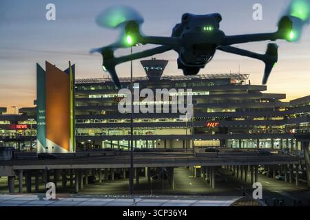 Image symbolique, photomontage, reconnaissance, espionnage avec des drones ici dans un aéroport, infrastructure critique, espionnage avec des drones caméra Banque D'Images