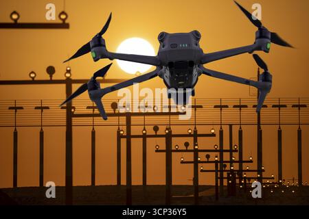 Image symbolique, photomontage, reconnaissance, espionnage avec des drones ici dans un aéroport, infrastructure critique, espionnage avec des drones caméra Banque D'Images
