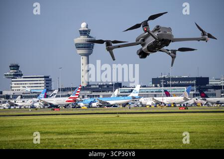 Image symbolique, photomontage, reconnaissance, espionnage avec des drones ici dans un aéroport, infrastructure critique, espionnage avec des drones caméra Banque D'Images