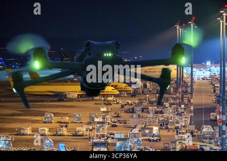 Image symbolique, photomontage, reconnaissance, espionnage avec des drones ici dans un aéroport, infrastructure critique, espionnage avec des drones caméra Banque D'Images