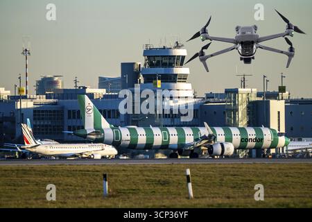 Image symbolique, photomontage, reconnaissance, espionnage avec des drones ici dans un aéroport, infrastructure critique, espionnage avec des drones caméra Banque D'Images