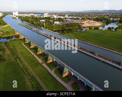 Vue aérienne d'un canal avec pont et les espaces verts environnants dans un paysage urbain, vue aérienne, traversée de voie navigable, canal Mittelland sur Weser, tro Banque D'Images