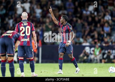 Karl Etta Eyong de Levante UD célèbre un but lors du championnat espagnol de la Liga match de football entre Levante UD et Real Madrid CF le 23 septembre 2025 à l'Estadio Ciudad de Valencia à Valence, Espagne Banque D'Images
