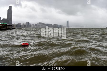 Hong Kong. 24 septembre 2025. Cette photo prise le 24 septembre 2025 montre une vue du port Victoria à Hong Kong, Chine du Sud. L'Observatoire de Hong Kong a émis le signal d'ouragan n° 10, l'alerte de haut niveau, mercredi à 2h40 heure locale alors que le super typhon Ragasa tourbillonne. C’était la deuxième fois que l’alerte la plus élevée était activée cette année après le passage du typhon Wipha le 10 juillet. Hong Kong n'a pas répété le signal no 10 en un an depuis 1964. Crédit : Chen Duo/Xinhua/Alamy Live News Banque D'Images