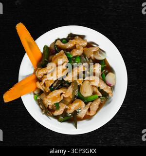 Poulet sauté au basilic et aux piments verts Banque D'Images