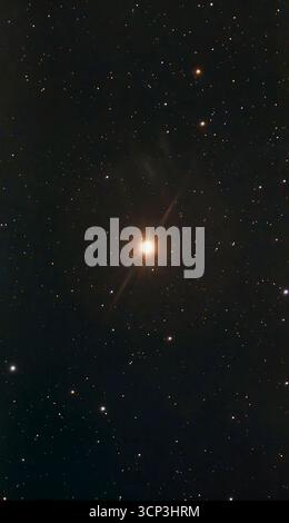 Londres, Royaume-Uni. 24 septembre 2025. Étoile géante orange-rouge Aldebaran dans la constellation du Taureau brillante au-dessus de Londres, Royaume-Uni dans le ciel de début d'automne. La 14e étoile la plus brillante du ciel nocturne, Aldebaran est à 65 années-lumière de la Terre. Banque D'Images