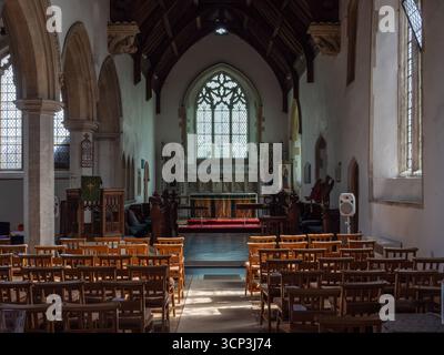 Vue intérieure de l'église St Mary dans le pittoresque village Suffolk de Kersey, un bel exemple de l'architecture médiévale de l'église anglaise Banque D'Images