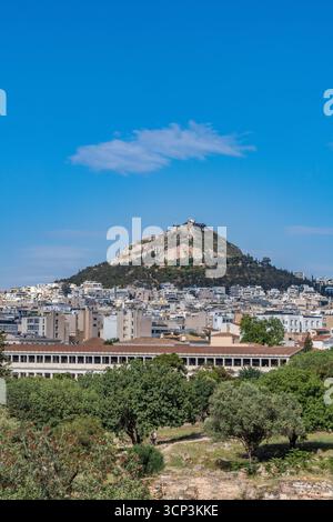 Vue de la colline de Lycabette avec le Stoa d'Attalos et Athènes paysage urbain sous ciel bleu clair, Grèce. Mai 2025 Banque D'Images