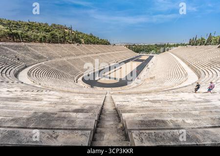 Vue panoramique sur le stade panathénaïque d'Athènes, Grèce, montrant des sièges en marbre et une piste de course centrale. Mai 2025. Banque D'Images