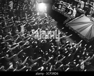 Herrmann Goring, Joseph Goebbels et Adolf Hitler entre autres – les participants ont salué Hitler et chanté l'hymne national. C’est dans ce bâtiment qu’Hitler annonça le déclenchement de la seconde Guerre mondiale en 1939 – opéra Kroll à Berlin 1935 Banque D'Images
