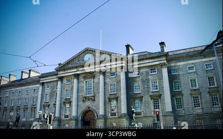 La porte d'entrée historique du Trinity College Dublin, Irlande, la plus ancienne université, fondée en 1592, sous un ciel bleu un soir d'été. Banque D'Images