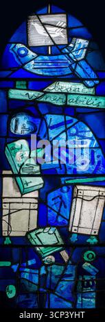 La Vénérable Bede, représentée en verre bleu, par Johnstone and Fairs (1958), Ancrum Church, North Roxburghshire, Écosse Banque D'Images