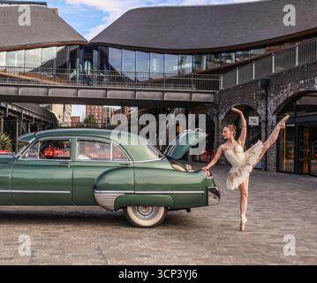 London UK Kings Cross London 24 septembre 2025 Ian Hingle et Aimee Casey avec une Cadillac Series 62 Club coupé verte 1949. La promotion du Royal Ballet & Opera ouvre ses archives de costumes et accessoires à vendre lors de la 10ème édition de Classic car Boot Sale à King's Cross les samedi 27 et dimanche 28 septembre 2025.Paul Quezada-Neiman/Alamy Live News Credit : Paul Quezada-Neiman/Alamy Live News Banque D'Images