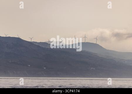 Tarifa, Espagne. 21 septembre 2025. Vue de nombreuses éoliennes dans les montagnes à proximité immédiate de Tarifa (province de Cadix, Andalousie, Espagne). La côte de la Méditerranée peut être vue au premier plan. (Image symbole, photo symbole, image thème, image générale, photo thème) crédit : Matthias Balk/dpa/Alamy Live News Banque D'Images