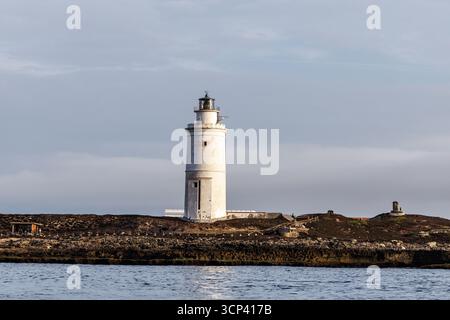 Tarifa, Espagne. 21 septembre 2025. Vue du phare 'Faro de Punta de Tarifa' sur l'île 'Isla de las Palomas' à Tarifa (province de Cadix, Andalousie, Espagne). L'île est le point le plus méridional de l'Europe continentale. (ville, lieu, vue sur la ville, image de symbole, photo de symbole, image à thème, image générale, photo à thème) crédit : Matthias Balk/dpa/Alamy Live News Banque D'Images