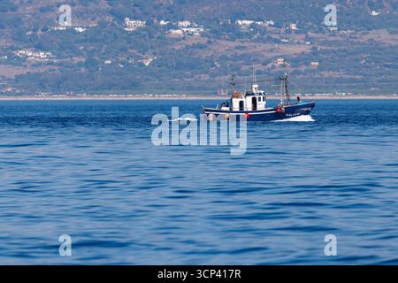 Tarifa, Espagne. 21 septembre 2025. Un bateau de pêche est vu sur la mer Méditerranée au large de la côte à Tarifa (province de Cadix, Andalousie, Espagne) le 21 septembre 2025. La pêche joue toujours un rôle dans la culture locale de Tarifa, qui est traditionnellement une ville de pêcheurs. (ville, ville, vue sur la ville, image symbole, photo symbole, image thème, image générale, photo thème) crédit : Matthias Balk/dpa/Alamy Live News Banque D'Images