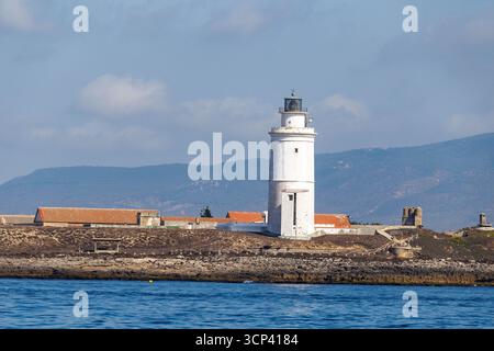 Tarifa, Espagne. 21 septembre 2025. Vue du phare 'Faro de Punta de Tarifa' sur l'île 'Isla de las Palomas' à Tarifa (province de Cadix, Andalousie, Espagne). L'île est le point le plus méridional de l'Europe continentale. (ville, lieu, vue sur la ville, image de symbole, photo de symbole, image à thème, image générale, photo à thème) crédit : Matthias Balk/dpa/Alamy Live News Banque D'Images