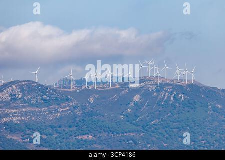 Tarifa, Espagne. 21 septembre 2025. Vue de nombreuses éoliennes dans les montagnes à proximité immédiate de Tarifa (province de Cadix, Andalousie, Espagne). (Image symbole, photo symbole, image thème, image générale, photo thème) crédit : Matthias Balk/dpa/Alamy Live News Banque D'Images