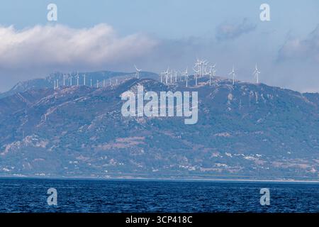 Tarifa, Espagne. 21 septembre 2025. Vue de nombreuses éoliennes dans les montagnes à proximité immédiate de Tarifa (province de Cadix, Andalousie, Espagne). La côte de la mer Méditerranée est visible au premier plan (image symbole, photo symbole, image thème, image générale, photo thème) crédit : Matthias Balk/dpa/Alamy Live News Banque D'Images