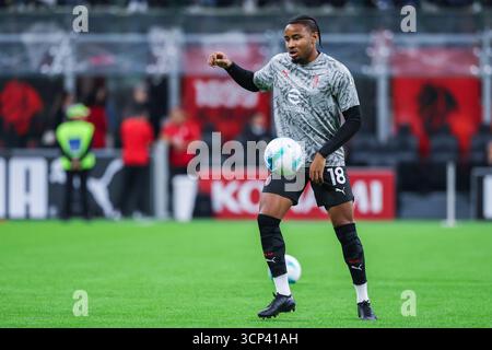 Milan, Italie. 23 septembre 2025. Christopher Alan Nkunku de l'AC Milan se réchauffe pendant le match de football de la Coppa Italia 2025/26 entre l'AC Milan et l'US Lecce au stade San Siro crédit : Agence photo indépendante/Alamy Live News Banque D'Images