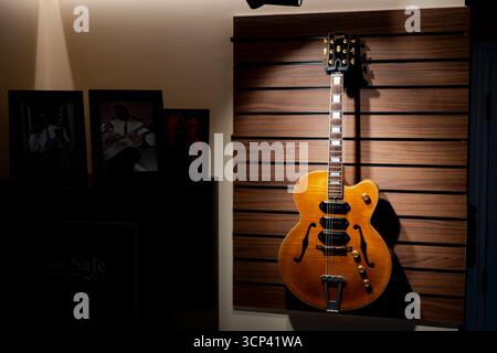 Une Gibson ES5 de 1949 qui appartenait à l'emblématique guitariste de blues et l'un des pionniers du rock 'n' roll T.Bone Walker, dont seulement 22 ont jamais été fabriqués, est exposée à Regent Sounds, le célèbre magasin de guitare et studio de musique de Denmark Street, qui relance après une rénovation majeure dans le centre de Londres. Date de la photo : mercredi 24 septembre 2025. Banque D'Images