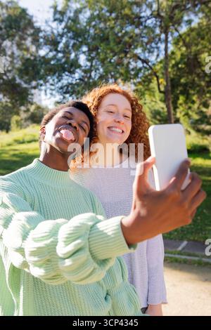 deux femmes plaisantant tout en prenant un selfie avec le téléphone Banque D'Images