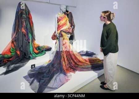 Londres, Royaume-Uni. 24 septembre 2025. Personnel du musée dans la salle Yuima Nakazato « Dust to Dust ». « Dirty Looks : Desire and Decay in Fashion » est la première grande exposition de mode de Barbican en plus de huit ans. Réunissant plus de 60 maisons de couture emblématiques et créateurs émergents du monde entier, l'exposition retrace la fascination durable de la mode pour l'esthétique « sale ». Crédit : Imageplotter/Alamy Live News Banque D'Images