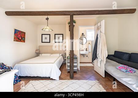 Studio intérieur confortable avec chambre et salon le long de la méditerranée Banque D'Images