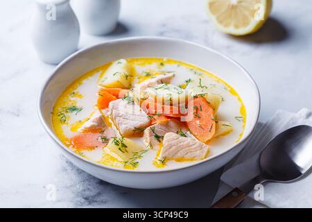 Soupe finlandaise au saumon avec pommes de terre, carottes et crème. Recette de soupe scandinave. Banque D'Images