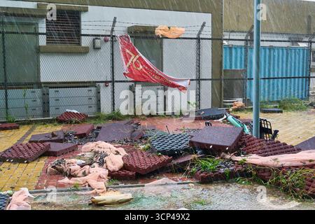 Hong Kong - 24 septembre 2025 : L'impact du super typhon Ragasa à l'approche de Hong Kong, comme le montre cette piste cyclable en bord de mer près de LOHAS Park phase 13. Banque D'Images
