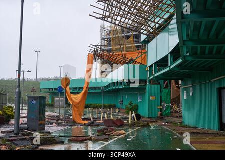 Hong Kong - 24 septembre 2025 : L'impact du super typhon Ragasa à l'approche de Hong Kong, comme le montre cette phase 13 du parc en construction LOHAS. Banque D'Images