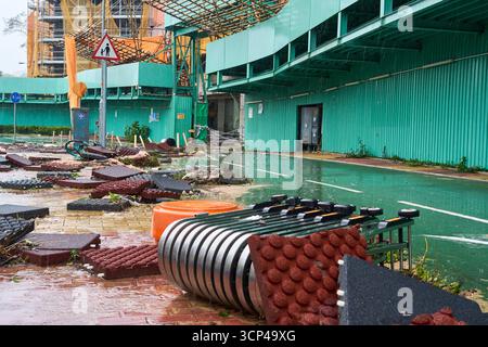 Hong Kong - 24 septembre 2025 : L'impact du super typhon Ragasa à l'approche de Hong Kong, comme le montre cette phase 13 du parc en construction LOHAS. Banque D'Images
