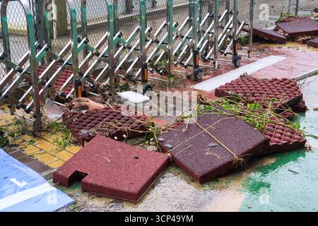 Hong Kong - 24 septembre 2025 : L'impact du super typhon Ragasa à l'approche de Hong Kong comme le montre cette piste cyclable près du parc WIP LOHAS phase 13. Banque D'Images