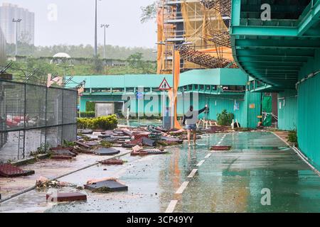 Hong Kong - 24 septembre 2025 : L'impact du super typhon Ragasa à l'approche de Hong Kong comme le montre cette piste cyclable près du parc WIP LOHAS phase 13. Banque D'Images