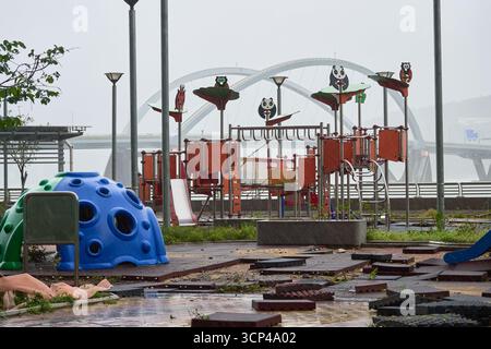 24 septembre 2025 : les dégâts causés par le super typhon Ragasa à l'approche de Hong Kong, comme le montre cette partie de LOHAS Park Waterfront Promenade Playground. Banque D'Images