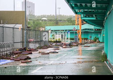 Hong Kong - 24 septembre 2025 : L'impact du super typhon Ragasa à l'approche de Hong Kong comme le montre cette piste cyclable près du parc LOHAS phase 13. Banque D'Images