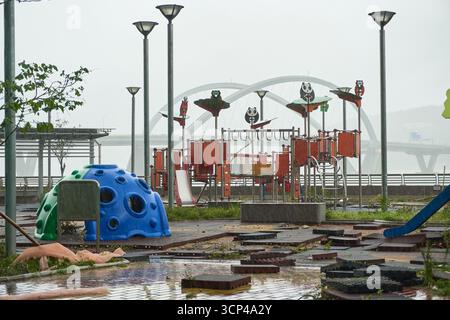 24 septembre 2025 : les dégâts causés par le super typhon Ragasa à l'approche de Hong Kong, comme le montre cette partie de LOHAS Park Waterfront Promenade Playground. Banque D'Images
