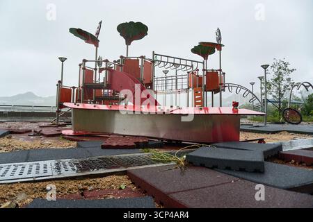24 septembre 2025 : les dégâts causés par le super typhon Ragasa à l'approche de Hong Kong, comme le montre cette partie de LOHAS Park Waterfront Promenade Playground. Banque D'Images